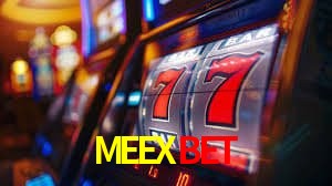 Escena dinámica inspirada en casino con iluminación MEEXBET, cartas, fichas e íconos de juegos digitales en un espacio moderno de juegos.